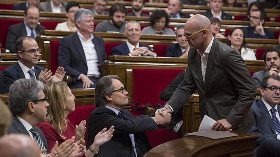 Romeva saluda a Mas, tras aprobarse en el Parlament la ruptura con España. 