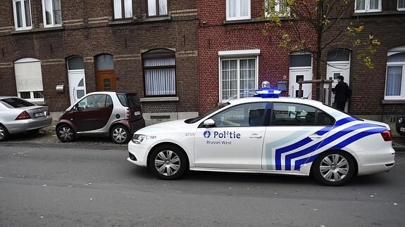 Un coche de la Policía belga en Molenbeek. 