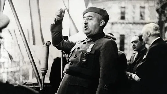 Franco pronuncia un discurso en las postrimerías de la Guerra Civil. 