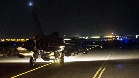 Un caza francés despengando en Emiratos Árabes Unidos con destino a Raqa. 