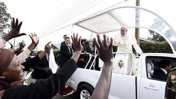El papa Francisco saluda a los fieles en Nairobi. 
