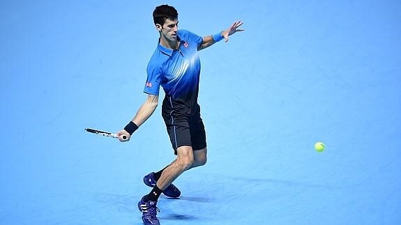 Djokovic golpea la pelota. 