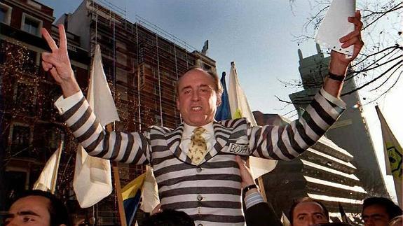 José María Ruiz Mateos, fundador de Rumasa, jaleado por sus seguidores.