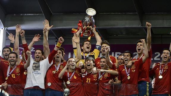 Casillas levantó la Eurocopa en 2012. 