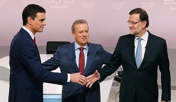 Pedro Sánchez y Mariano Rajoy se saludan al inicio del debate.