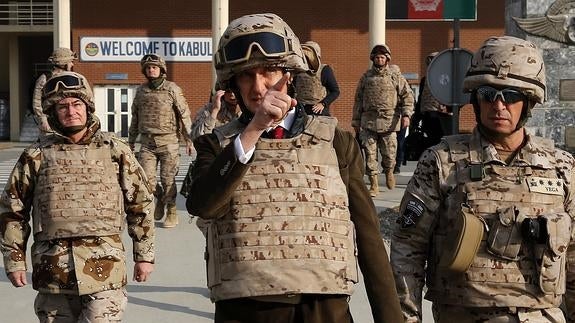 Morenés durante su visita a la base de la Coalición Internacional en el aeropuerto de Kabul. 