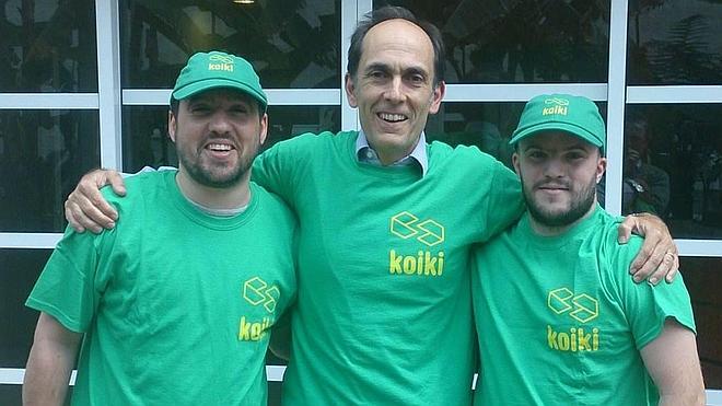 Aitor Ojanguren, fundador de la empresa de mensajería Koiki, junto a dos de sus empleados.