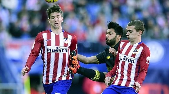Griezmann (d) pelea por un balón. 