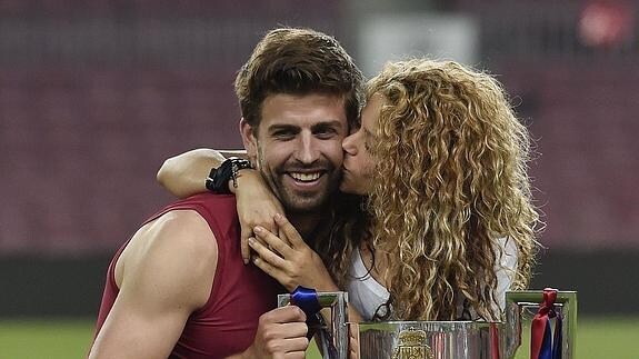 Piqué y Shakira, con la Copa del Rey de 2015. 