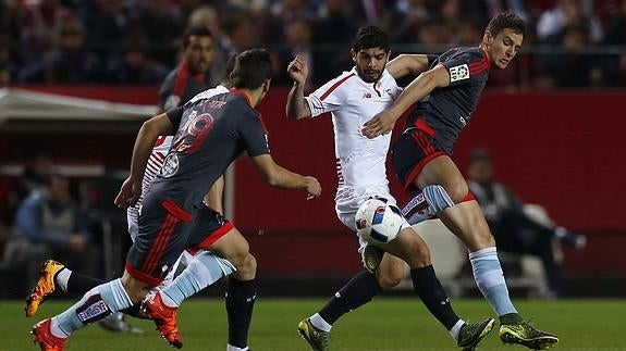 Banega pelea por el balón ante los jugadores del Celta. 