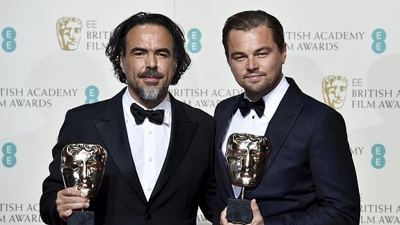 Alejandro González Iñárritu y Leonardo DiCaprio posan con sus premios BAFTA.