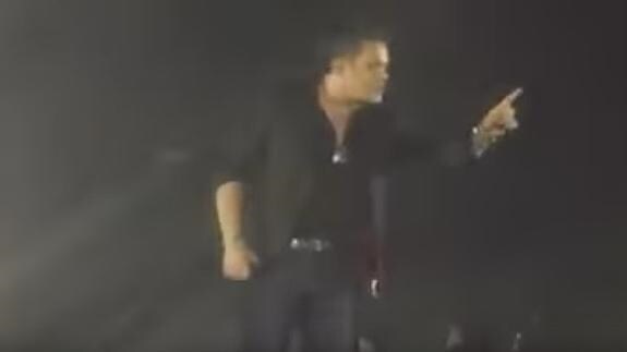Alejandro Sanz se dirige al presunto agresor durante el concierto.