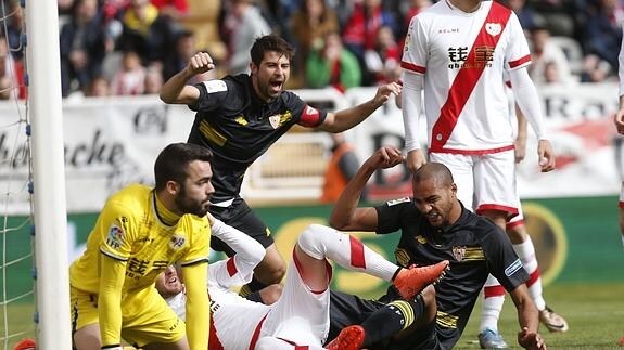 N'Zonzi marca desde el suelo el primer gol del Sevilla. 