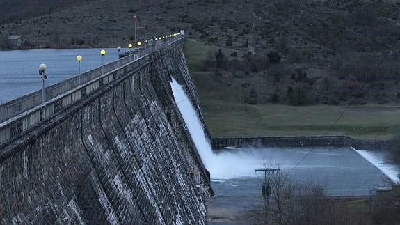 Desembalse en el pantano allavés de Ullibarri.
