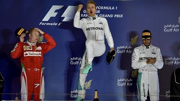 Rosberg (c) celebra su triunfo ante Raikkonen (i) y Hamilton (d). 
