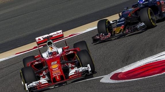 El Ferrari de Vettel, durante el GP de Baréin. 