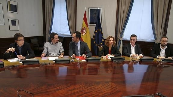 Los equipos negociadores de Podemos: el portavoz parlamentario Íñigo Errejón y el líder, Pablo Iglesias; PSOE: el portavoz Antonio Hernando y Meritxel Batet; y Ciudadanos: el vicesecretario general, José Manuel Villegas y el portavoz parlamentario, Juan Carlos Girauta (i-d).