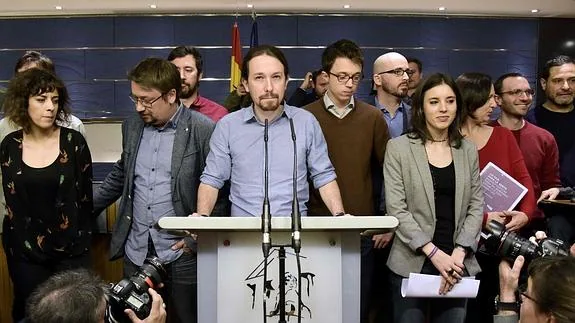 Pablo Iglesias, junto a los miembros de su partido.