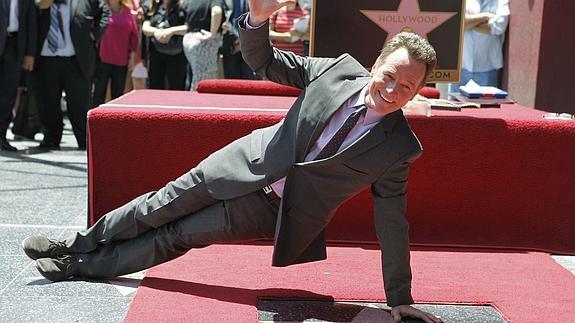 Bryan Cranston, posando junto a su 'estrella de la fama'.