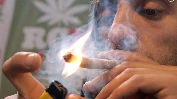 Un joven fumando cannabis.