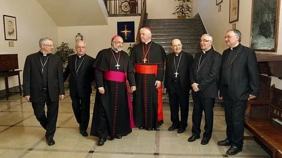 El cardenal Müller (c.), durante su visita a Oviedo. 