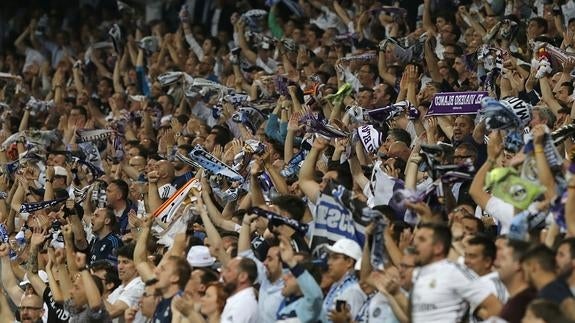 Aficionados del Real Madrid durante la semifinal de la Champions de este año.