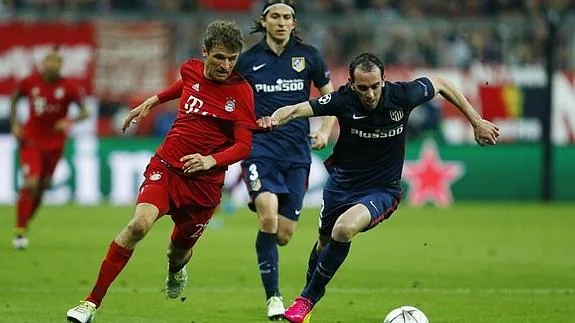 Diego Godín pugna con Müller en Múnich. 
