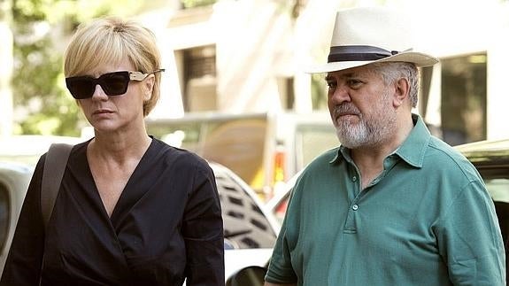 Pedro Almodóvar y Emma Suárez durante el rodaje de 'Julieta'.