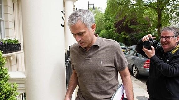 José Mourinho regresa a su casa de Londres. 