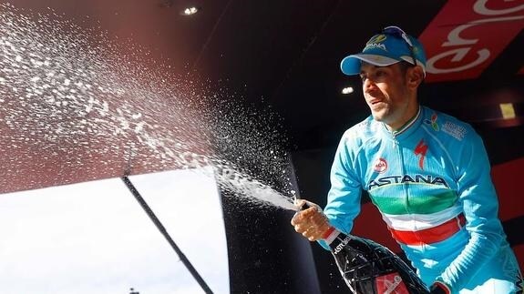 Nibali, durante la celebración por su victoria de etapa. 