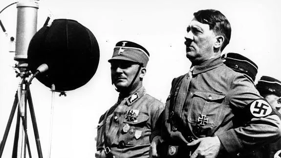 Adolf Hitler, durante un discurso multitudinario en Kiel.