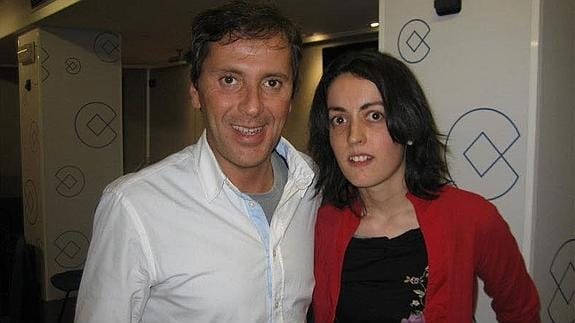 Paco González, posando en los estudios de la Cope con Lorena Gallego. 