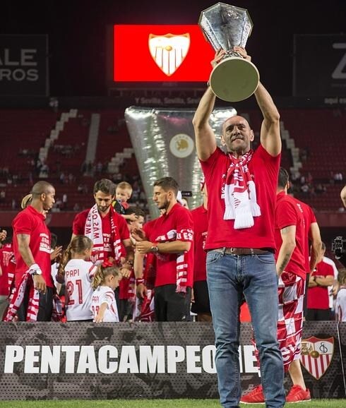 Ramón Rodríguez "Monchi" festeja con la afición la quinta Liga Europa del equipo sevillista. 