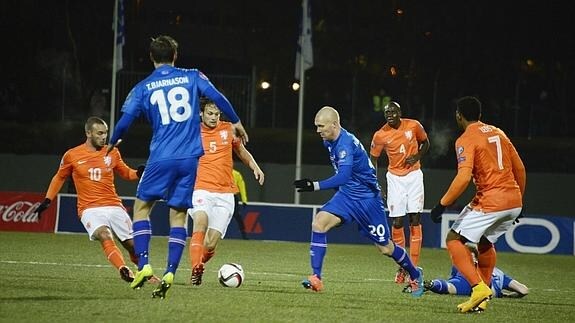 Islandia y Holanda, durante su partido en la fase de clasificación para la Eurocopa. 