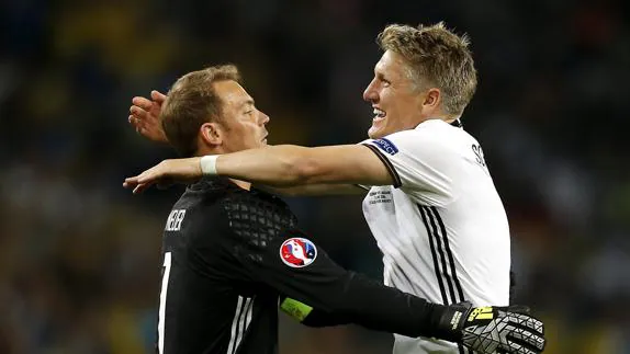 Neuer y Schweinsteiger celebran la victoria de Alemania ante Ucrania. 