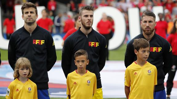 Piqué (i), De Gea (c) y Ramos (d), con los respectivos niños. 