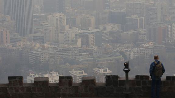 Una nube de contaminación cubre los edificios en Santiago de Chile.