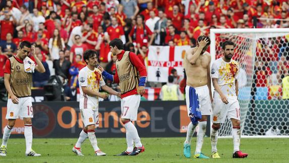 Los jugadores españoles se lamentan tras la derrota. 