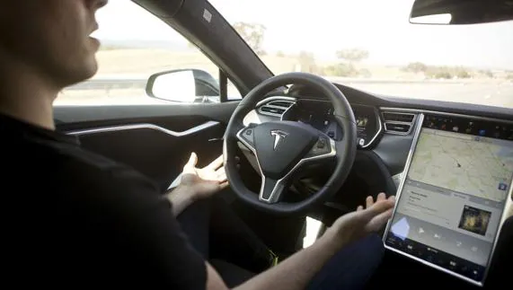 Interior del Model S de Tesla, mismo modelo que el vehículo accidentado. 