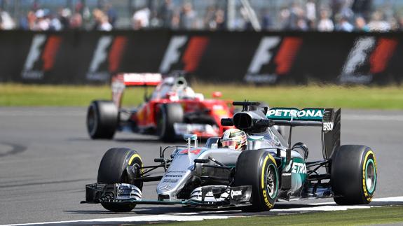 Hamilton conduce durante los entrenamientos en Silverstone. 