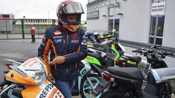 El piloto español Marc Márquez a su llegada para una rueda de prensa. 