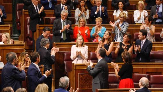 Ana Pastor recibe los aplausos de los diputados tras su elección. 