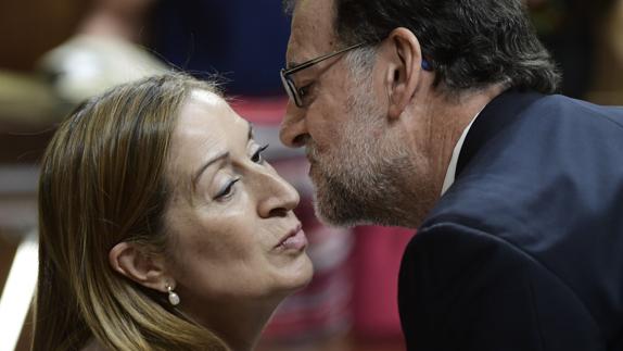 Ana Pastor, ayer en el Congreso junto a Mariano Rajoy.