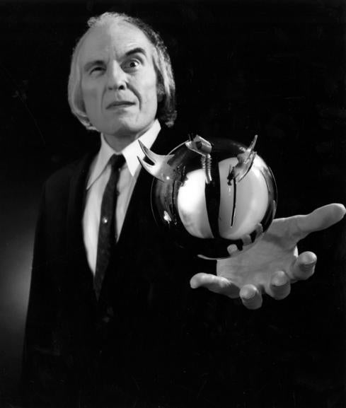 Lawrence Rory Guy, alias Angus Scrimm, caracterizado como 'El hombre alto'.