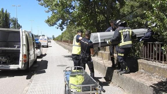 Agentes de la Policía trasladan el cadáver.