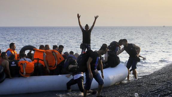 Inmigrantes, llegando al Mediterráneo. 