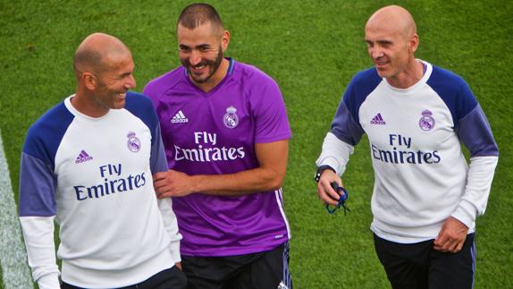 Benzema (d) y Zidane (i), durante un entrenamiento. 