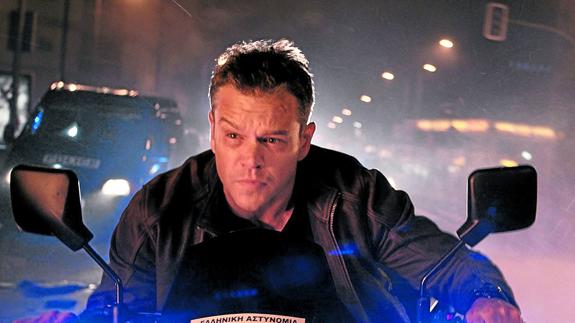 Un envejecido Dammon huye en una moto de la Policía griega en una escena de la película.