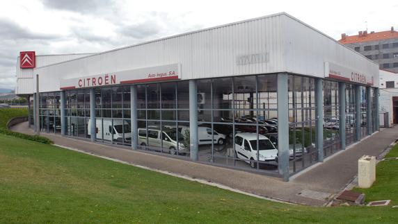 Un concesionario de vehículos.