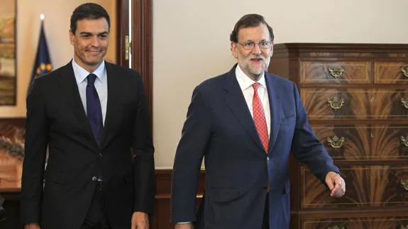 Pedro Sánchez y Mariano Rajoy, durante su reunión en el Congreso. 